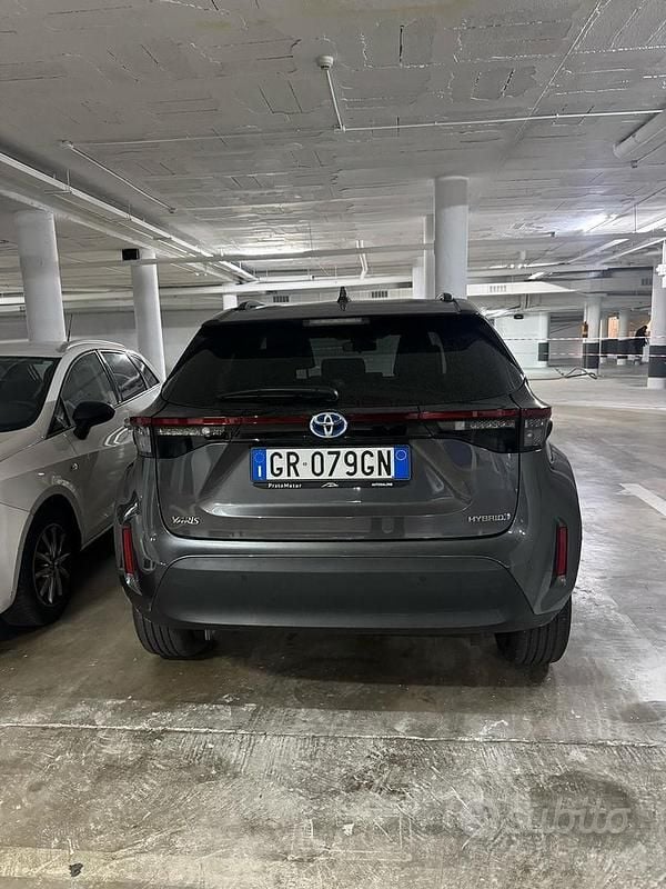Usata Toyota Yaris 92 CV (67 kW) 2023 Grigio Monovolume