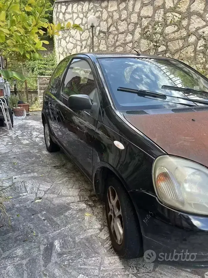 Usata Toyota Yaris 75 CV (55 kW) 2002 Nero Berlina