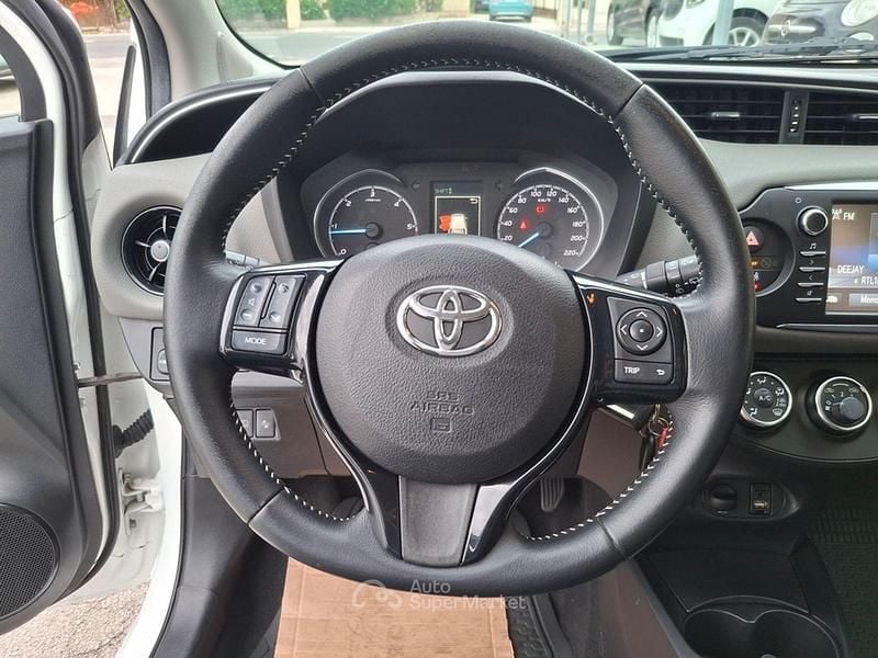 Usata Toyota Yaris 90 CV (66 kW) 2017 Bianco Berlina