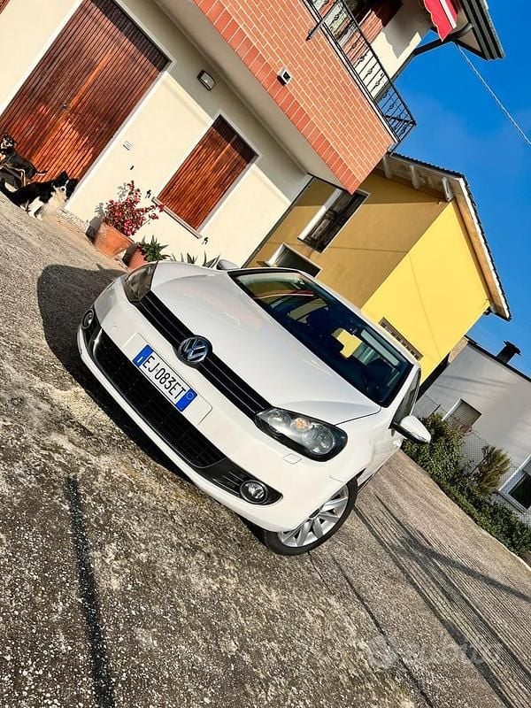 Usata VW Golf VI 105 CV (77 kW) 2011 Bianco Utilitaria