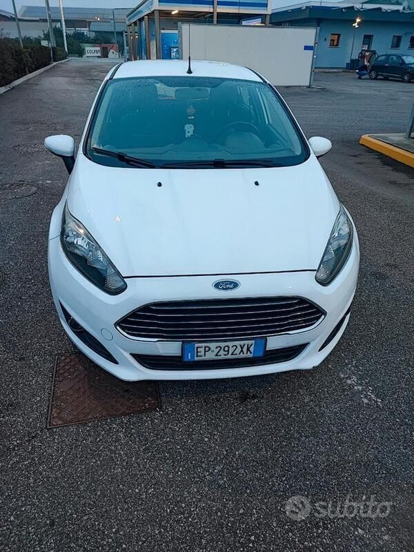 Usata Ford Fiesta 97 CV (71 kW) 2013 Bianco Utilitaria