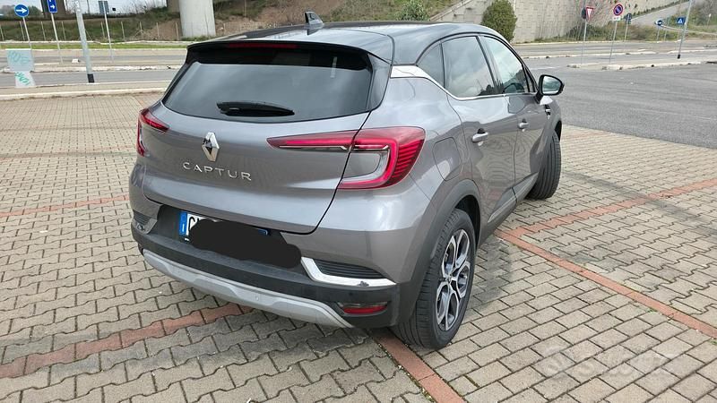 Usata Renault Captur 100 CV (73 kW) 2023 Grigio SUV