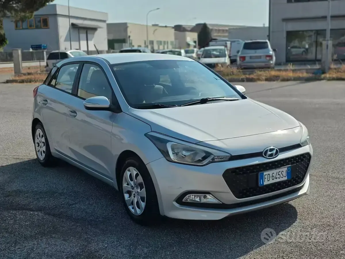 Usata Hyundai i20 73 CV (53 kW) 2016 Grigio Berlina