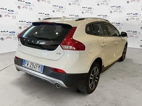 Usata Volvo V40 Business Edition 120 CV (88 kW) 2019 Bianco Utilitaria