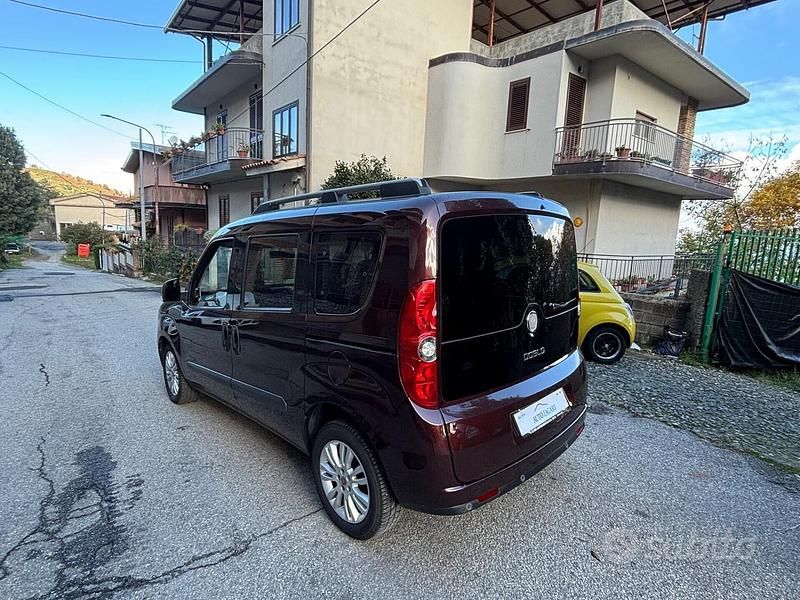 Usata Fiat Doblò Emotion 105 CV (77 kW) 2011 Marrone Monovolume