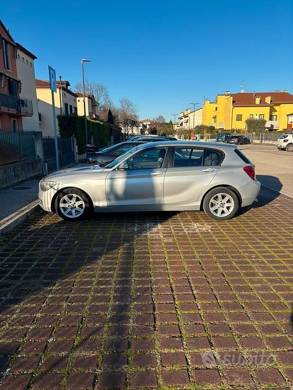 Usata BMW 118 Sport Line 143 CV (105 kW) 2011 Grigio Utilitaria