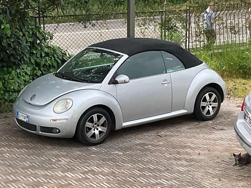 Usata VW New Beetle 105 CV (77 kW) 2006 Argento Utilitaria