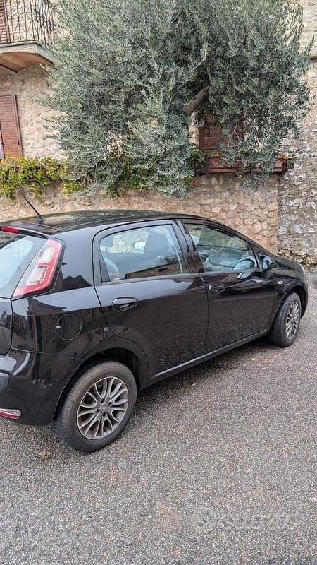 Nero Usata 2011 Fiat Punto Evo Active Due volumi | 2950 € (Buon prezzo) - Immagine 1/4