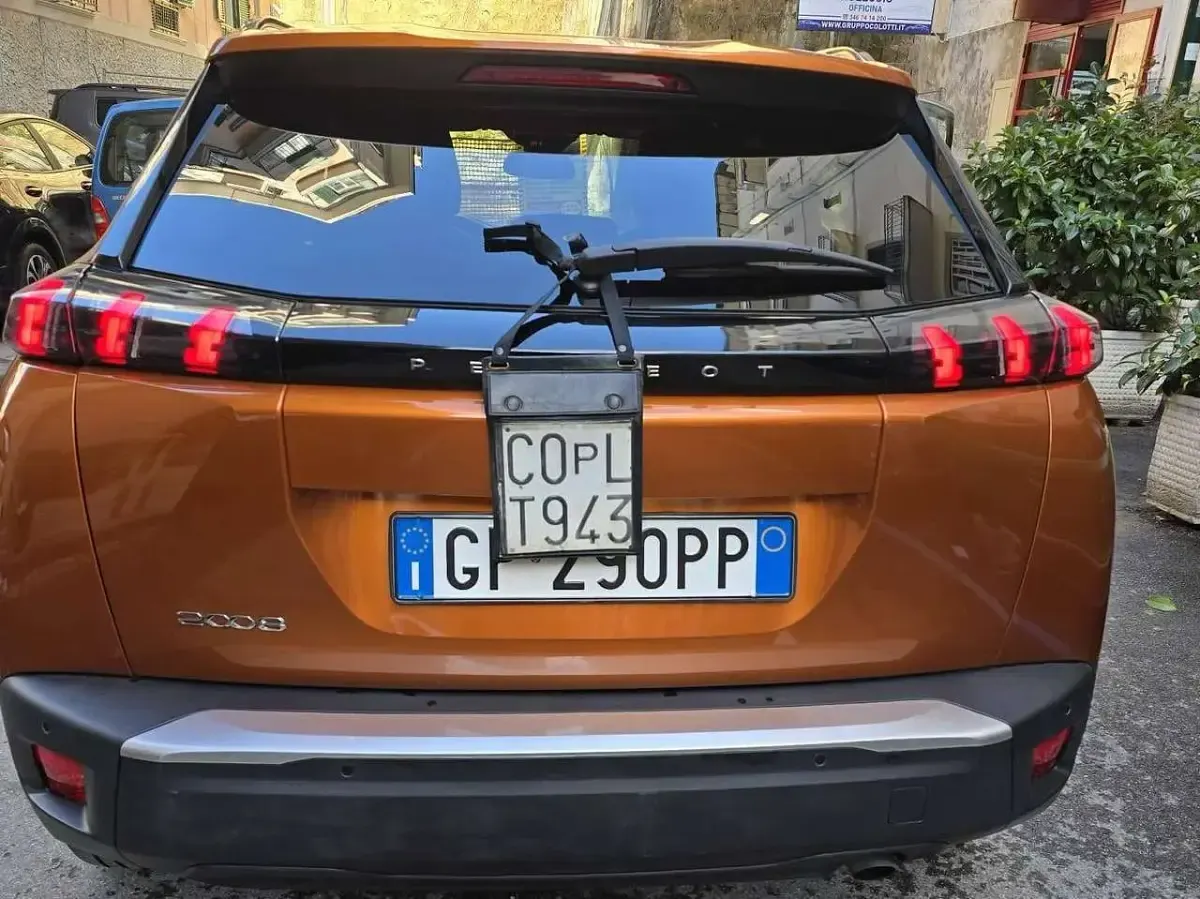 Usata Peugeot 2008 Allure 102 CV (75 kW) 2023 Bronzo SUV
