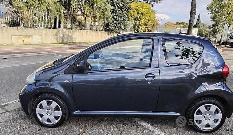 Usata Toyota Aygo 68 CV (50 kW) 2005 Grigio Utilitaria