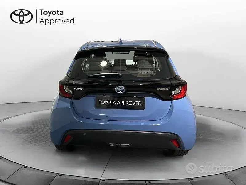 Usata Toyota Yaris Hybrid Active 116 CV (85 kW) 2021 Blu Berlina