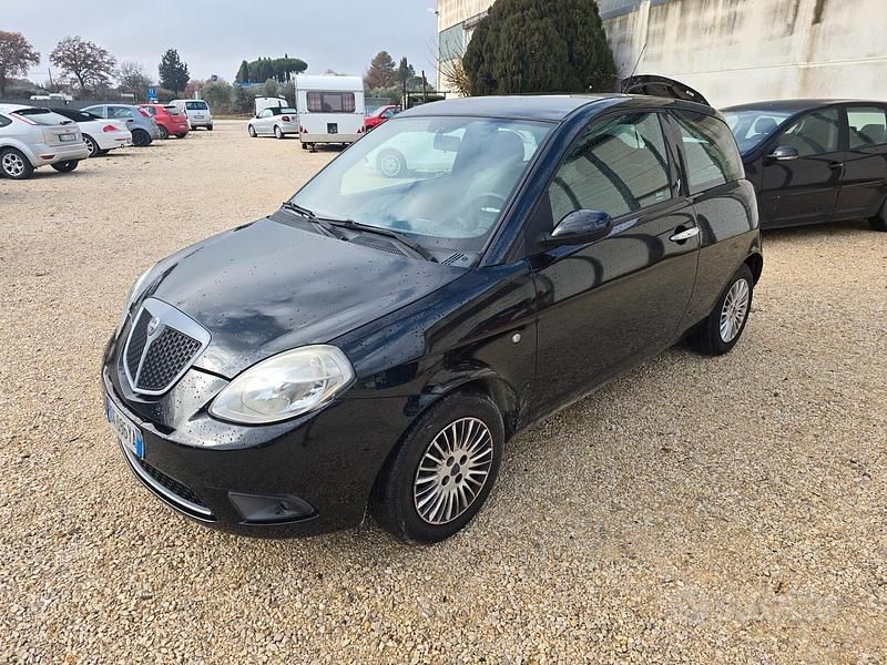 Usado Lancia Ypsilon 69 HP (50 kW) 2008 Preto Citadino