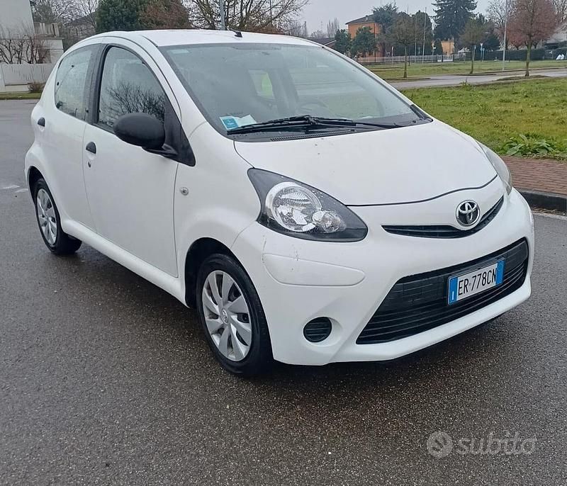 Bianco Usata 2013 Toyota Aygo Connect Style Due volumi | 6999 € (Cara) - Immagine 1/4