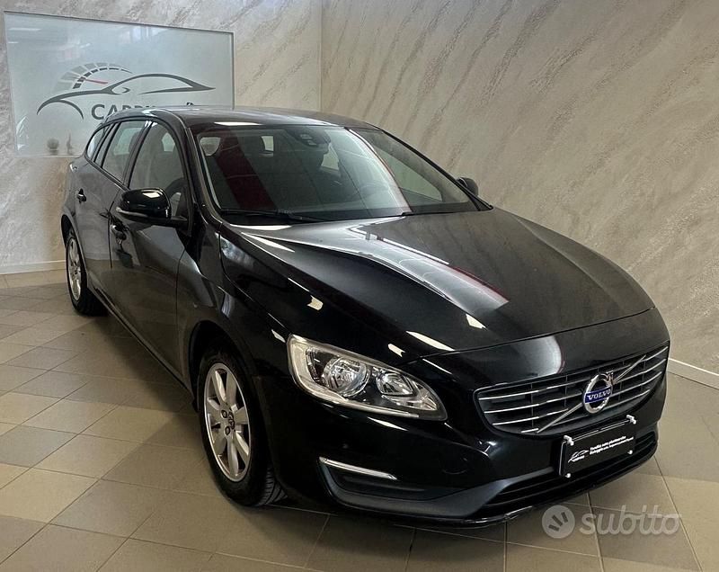 Usata Volvo V60 Momentum 136 CV (100 kW) 2014 Nero Station wagon