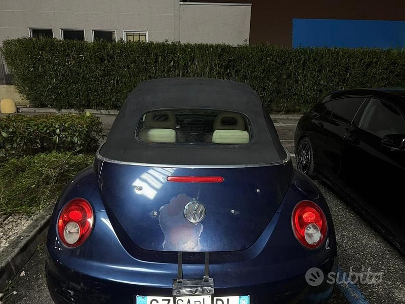 Usata VW New Beetle 105 CV (77 kW) 2006 Blu Utilitaria
