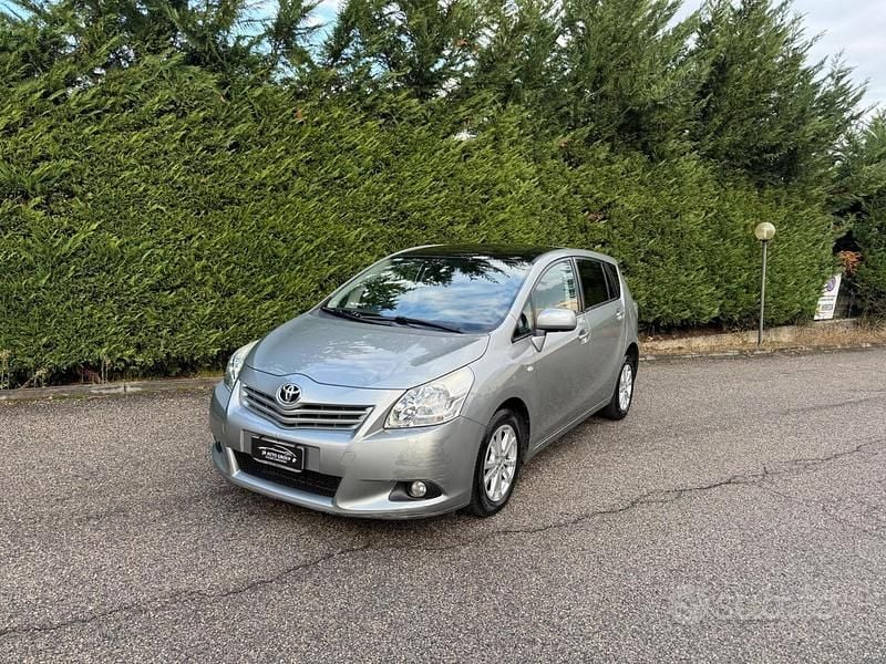 Grigio Usata 2011 Toyota Verso Luxury Monovolume | 5600 € (Buon prezzo) - Immagine 1/4