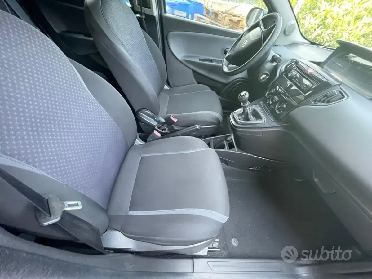 Usata Lancia Ypsilon 69 CV (50 kW) 2018 Grigio Utilitaria