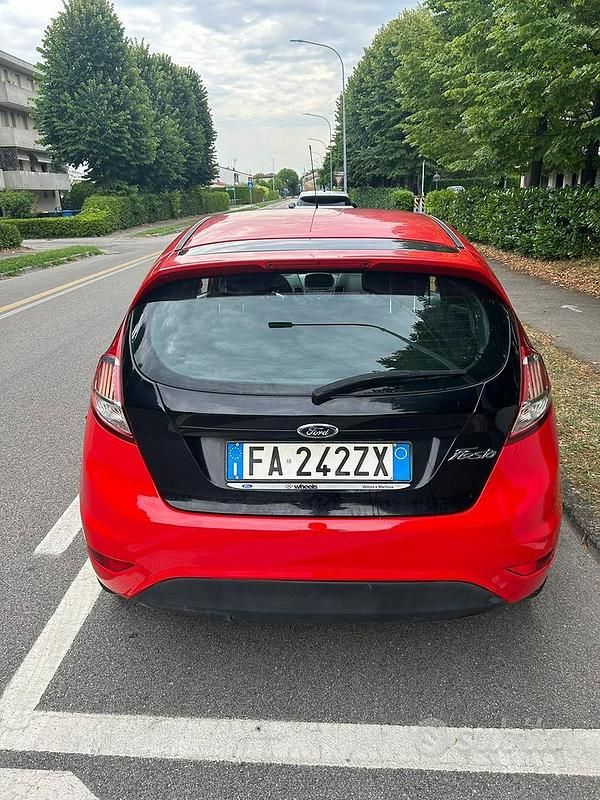 Usata Ford Fiesta 101 CV (74 kW) 2015 Rosso Utilitaria