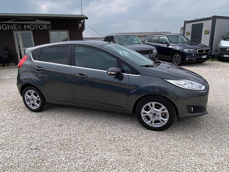 Usata Ford Fiesta Titanium 101 CV (74 kW) 2016 Gray Berlina