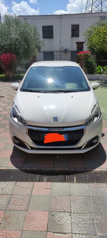Bianco Usata 2017 Peugeot 208 Due volumi | 7999 € (Ottimo prezzo) - Immagine 1/4