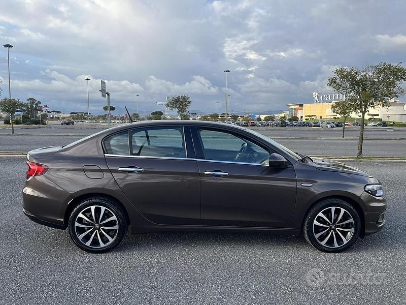 Usata Fiat Tipo 120 CV (88 kW) 2016 Marrone Berlina