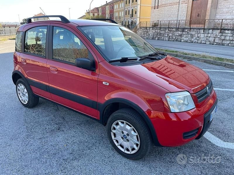 Rosso Usata 2005 Fiat Panda 4x4 Climbing Due volumi | 4200 € (Buon prezzo) - Immagine 1/4