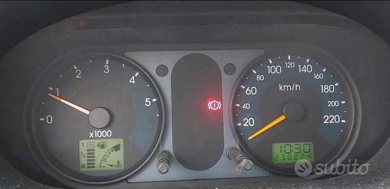 Usata Ford Fiesta 68 CV (50 kW) 2002 Grigio Utilitaria