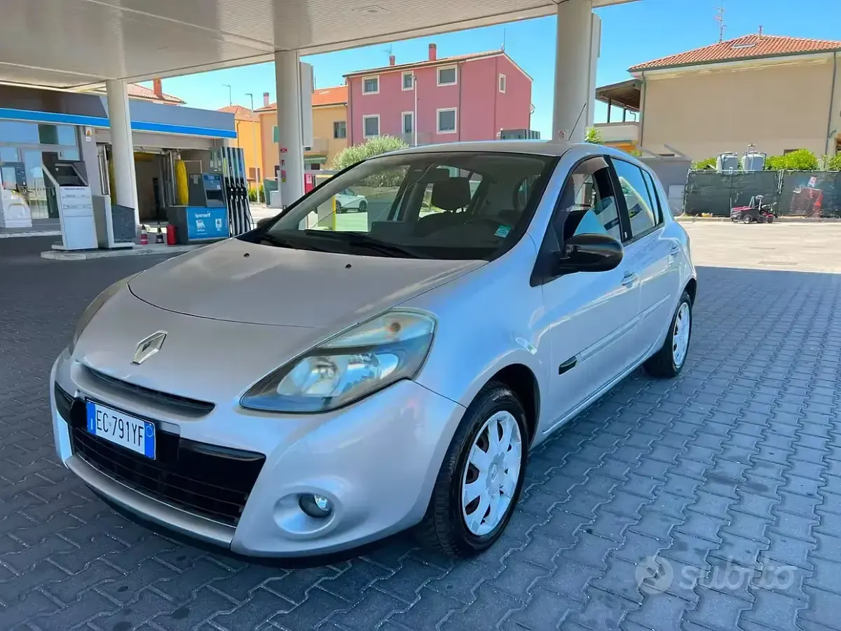 Usata Renault Clio II 75 CV (55 kW) 2010 Grigio Berlina