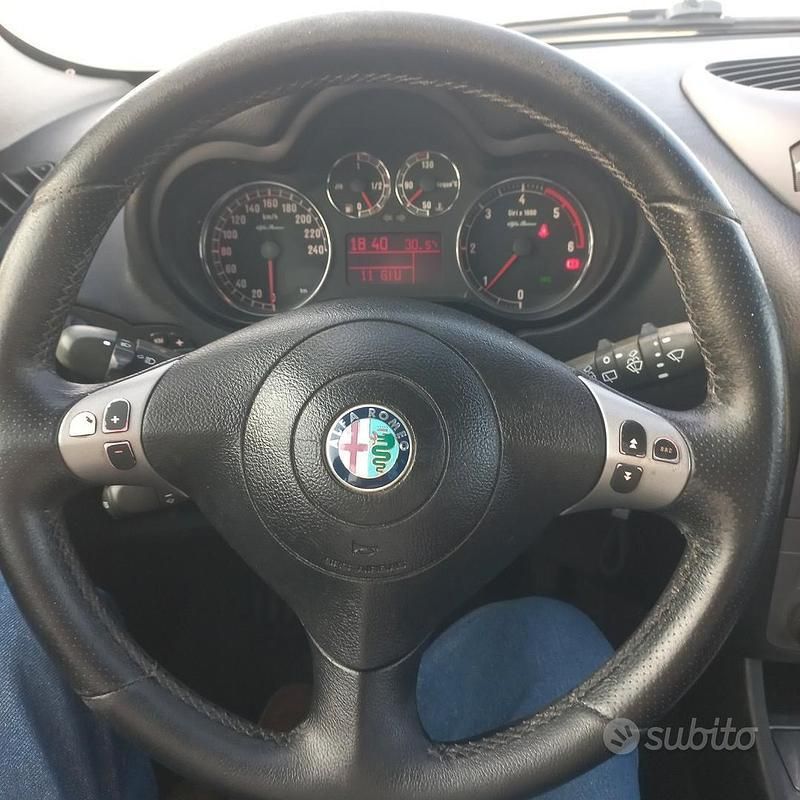 Usata Alfa Romeo 147 120 CV (88 kW) 2005 Grigio Utilitaria