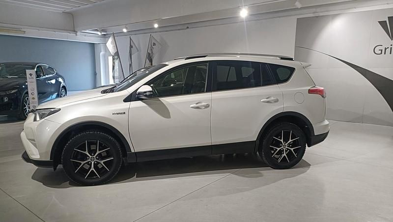 Usata Toyota RAV4 Hybrid Lounge 154 CV (113 kW) 2017 Bianco SUV