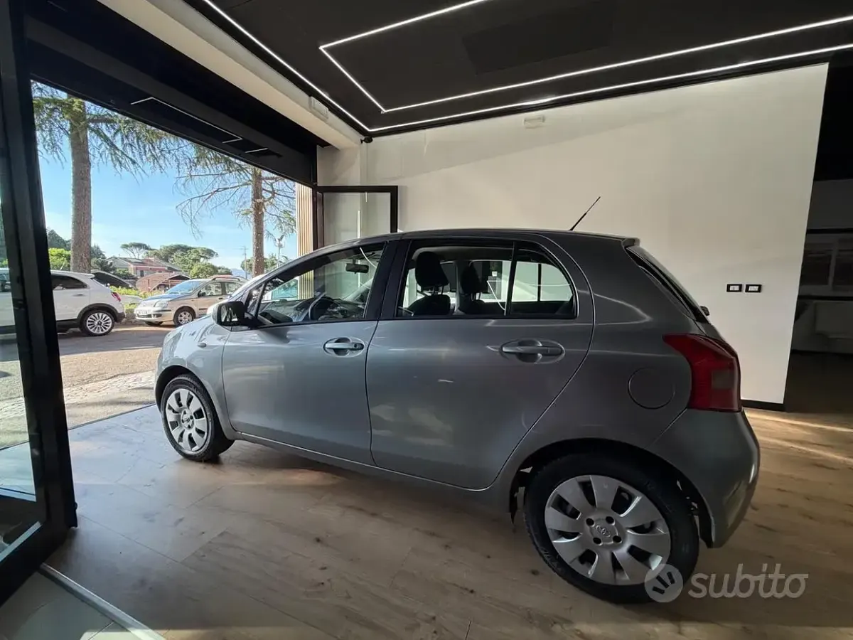 Usata Toyota Yaris Sol 69 CV (50 kW) 2007 Grigio Utilitaria