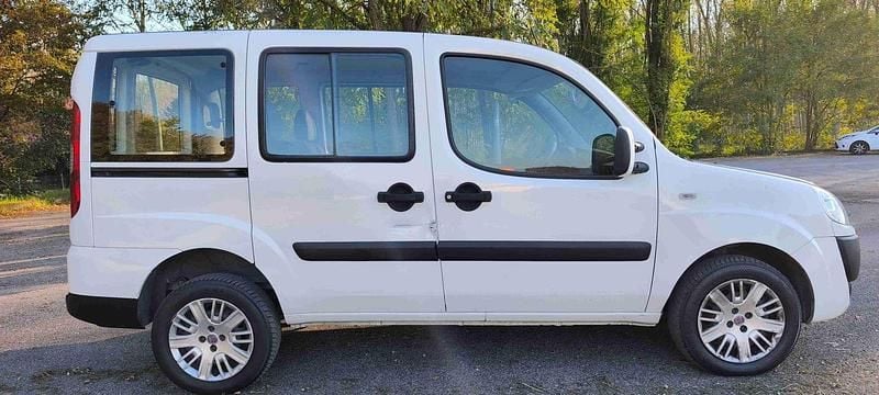 Usata Fiat Doblò 75 CV (55 kW) 2009 Bianco Monovolume