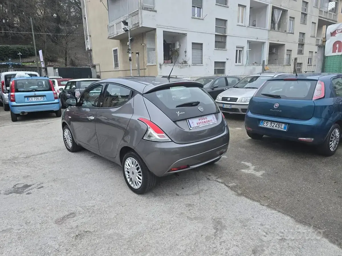 Usata Lancia Ypsilon Silver 69 CV (50 kW) 2017 Grigio Utilitaria