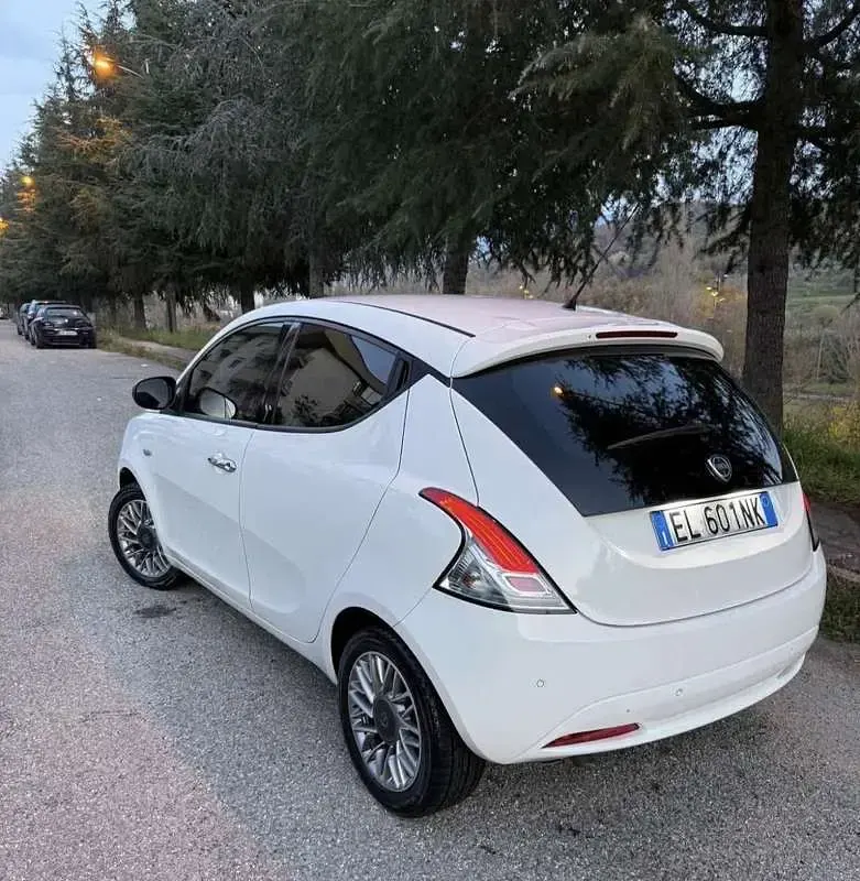 Usata Lancia Ypsilon Gold 95 CV (69 kW) 2012 Bianco Utilitaria