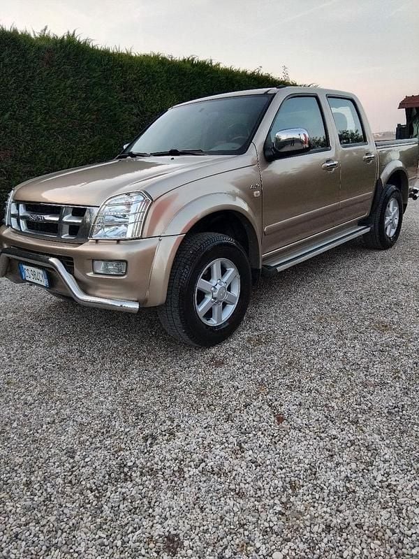 Giallo Usata 2005 Isuzu D-Max Tre volumi | 7900 € (Buon prezzo) - Immagine 1/4