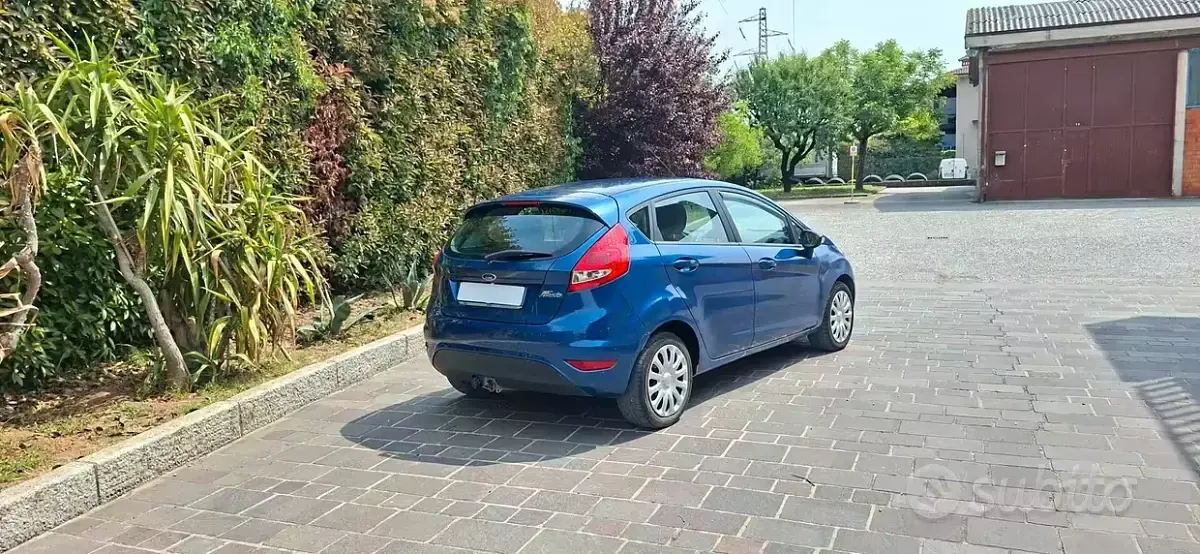 Usata Ford Fiesta 92 CV (67 kW) 2010 Blu Berlina