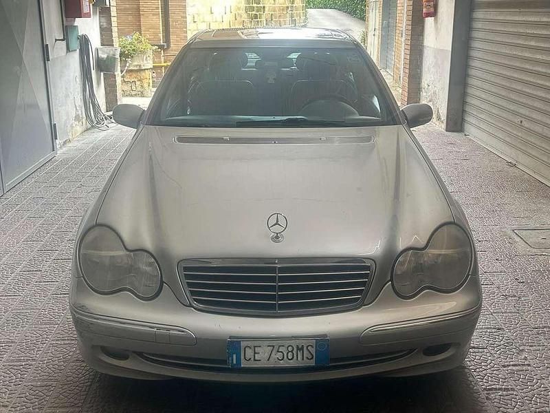 Usata Mercedes C220 Classic 143 CV (105 kW) 2002 Argento Berlina