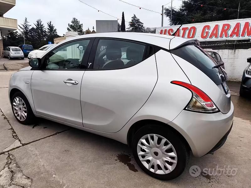 Usata Lancia Ypsilon 69 CV (50 kW) 2015 Grigio Utilitaria