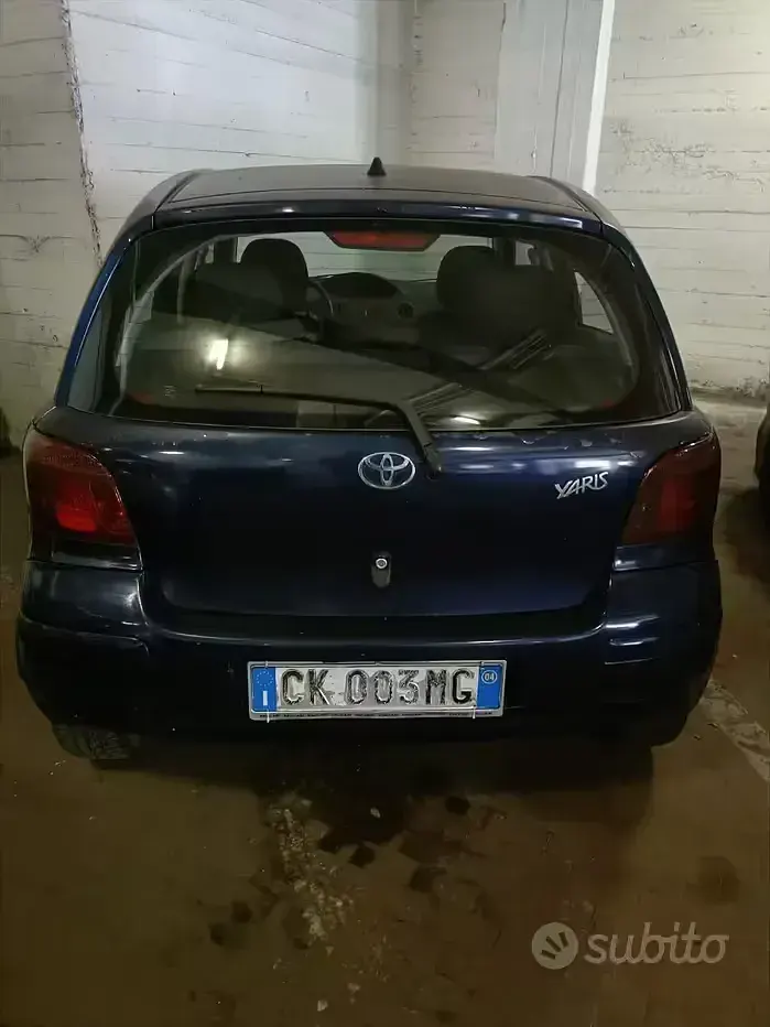 Usata Toyota Yaris 75 CV (55 kW) 2004 Bluazzurro Berlina