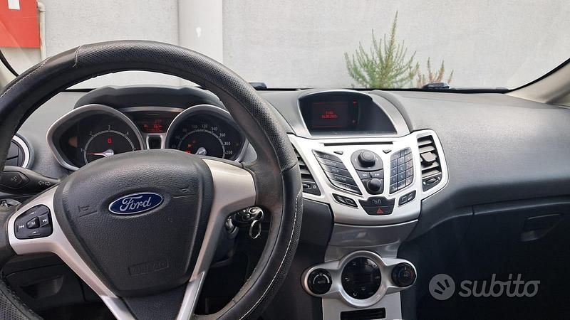 Usata Ford Fiesta 80 CV (58 kW) 2008 Grigio Utilitaria
