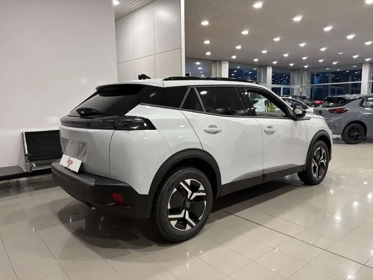 Usata Peugeot 2008 Allure 101 CV (74 kW) 2024 Bianco SUV