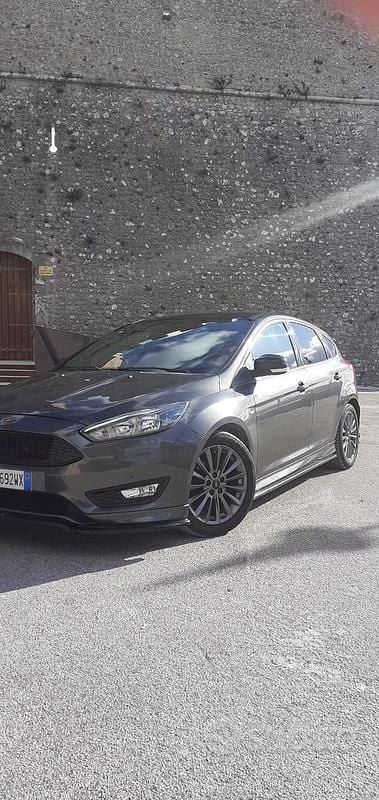 Grigio Usata 2017 Ford Focus ST-Line Berlina | 10.800 € (Molto cara) - Immagine 1/4