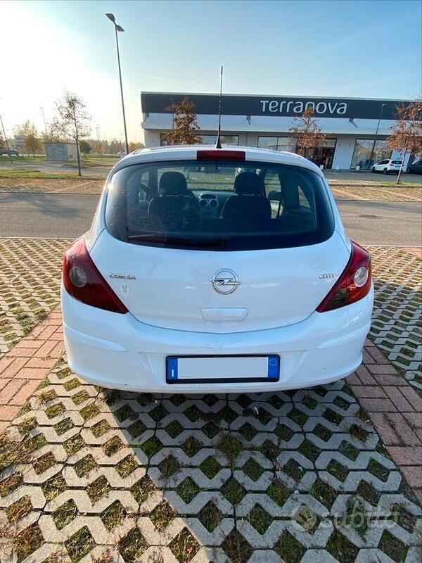Usata Opel Corsa Edition 75 CV (55 kW) 2011 Bianco Berlina