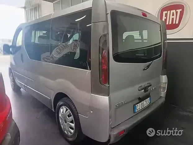 Usata Opel Vivaro 135 CV (99 kW) 2004 Grigio Monovolume