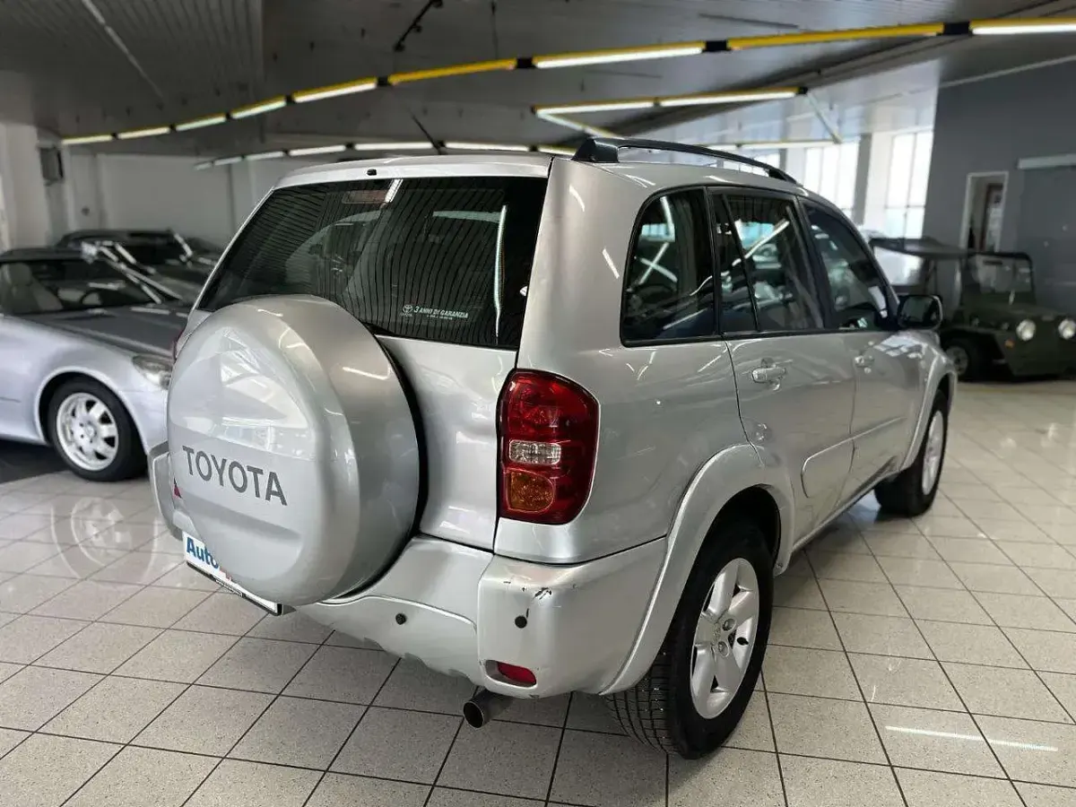 Usata Toyota RAV4 150 CV (110 kW) 2005 Argento SUV
