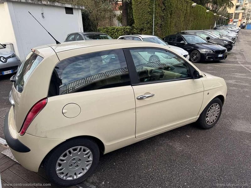 Usata Lancia Ypsilon 60 CV (44 kW) 2004 Beige Utilitaria