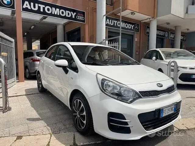 Usata Kia Rio 75 CV (55 kW) 2016 Bianco Utilitaria