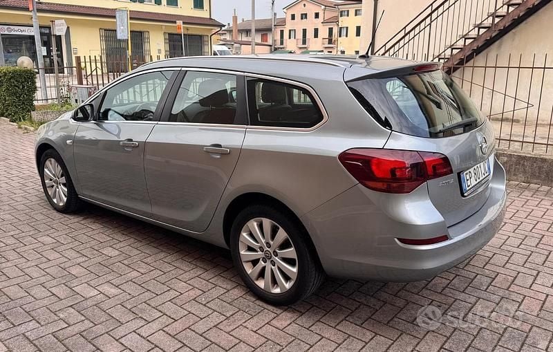 Usata Opel Astra 110 CV (80 kW) 2012 Grigio Station wagon