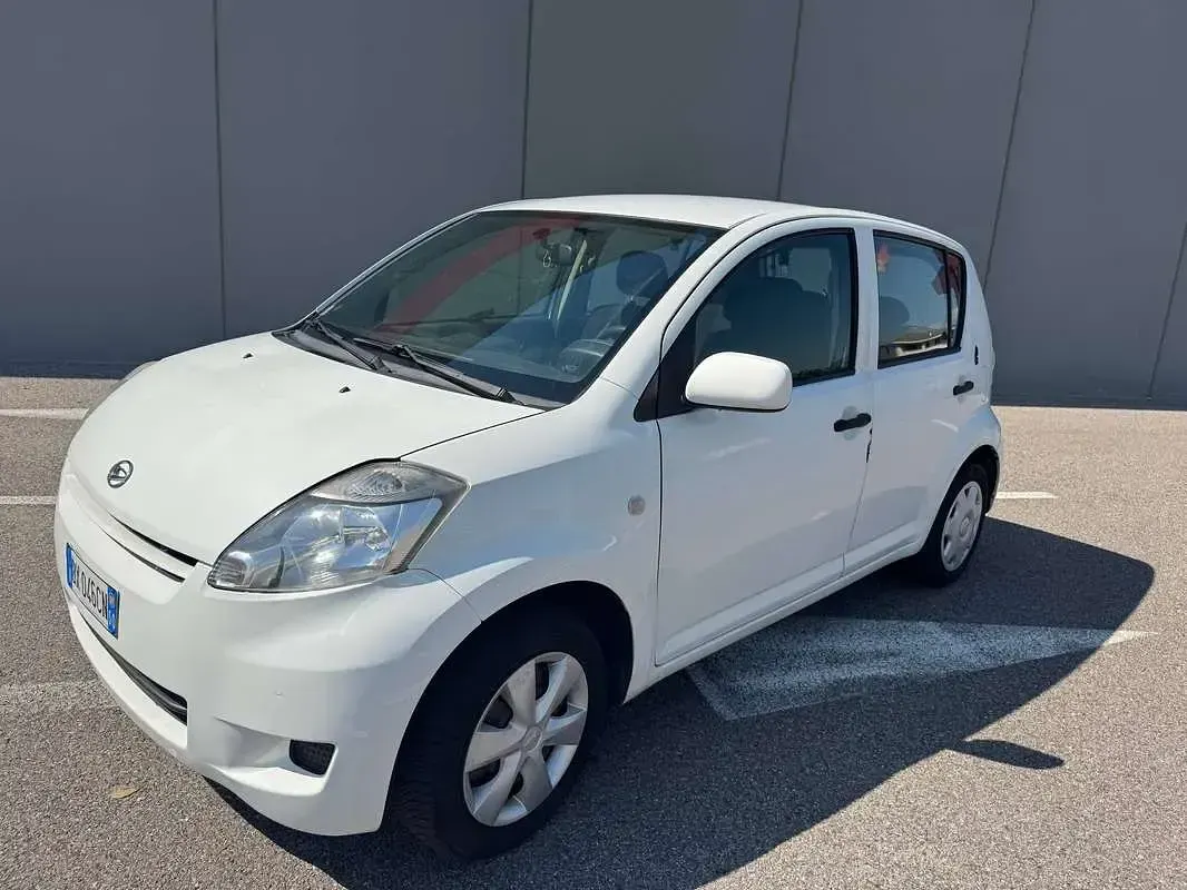 Usata Daihatsu Sirion 69 CV (50 kW) 2009 Bianco Utilitaria