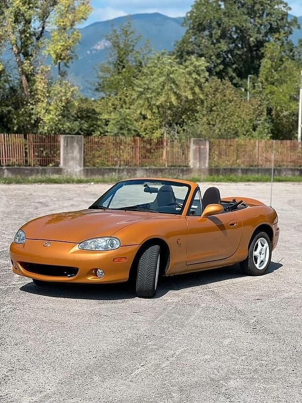 Usata Mazda MX5 110 CV (80 kW) 1998 Arancione Cabrio
